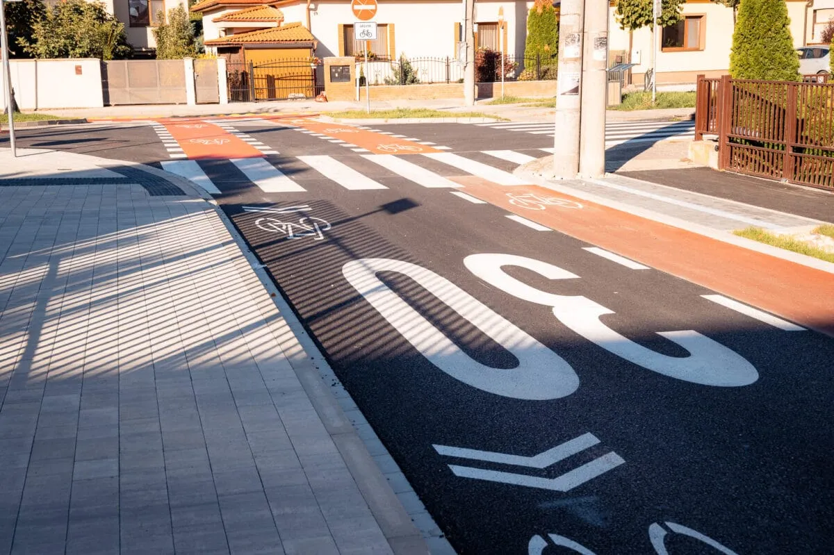 Rozvoj cyklistickej infraštruktúry v Senci – revitalizácia a zmena organizácie dopravy Štefánikova ul. – ZŠ Mlynská v Senci – I. etapa