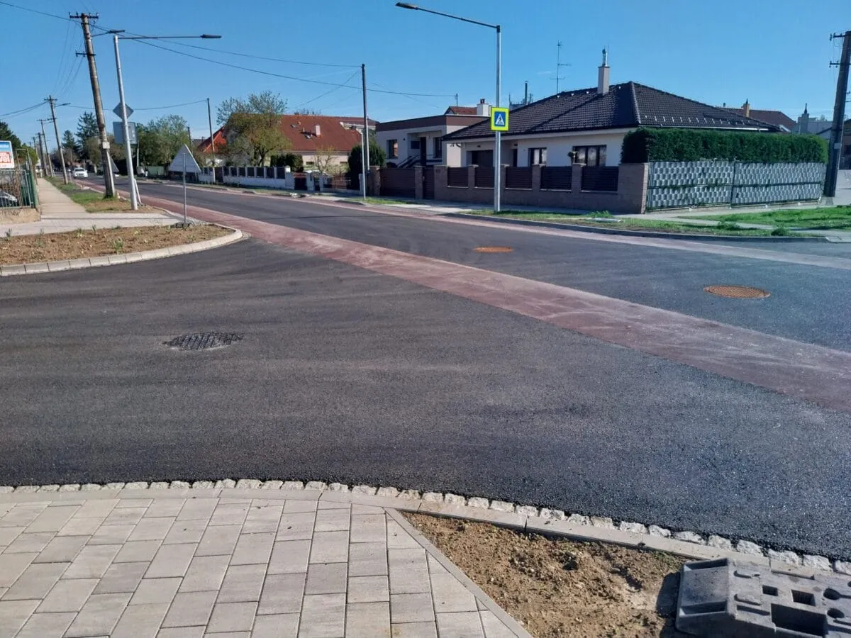 Cyklistické cesty a ochranné pruhy Svätoplukova ulica, Senec