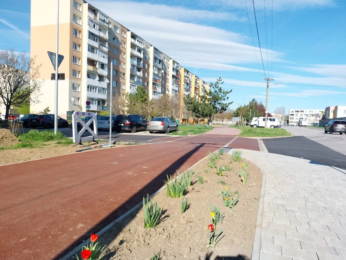 Cyklistické cesty a ochranné pruhy Svätoplukova ulica, Senec