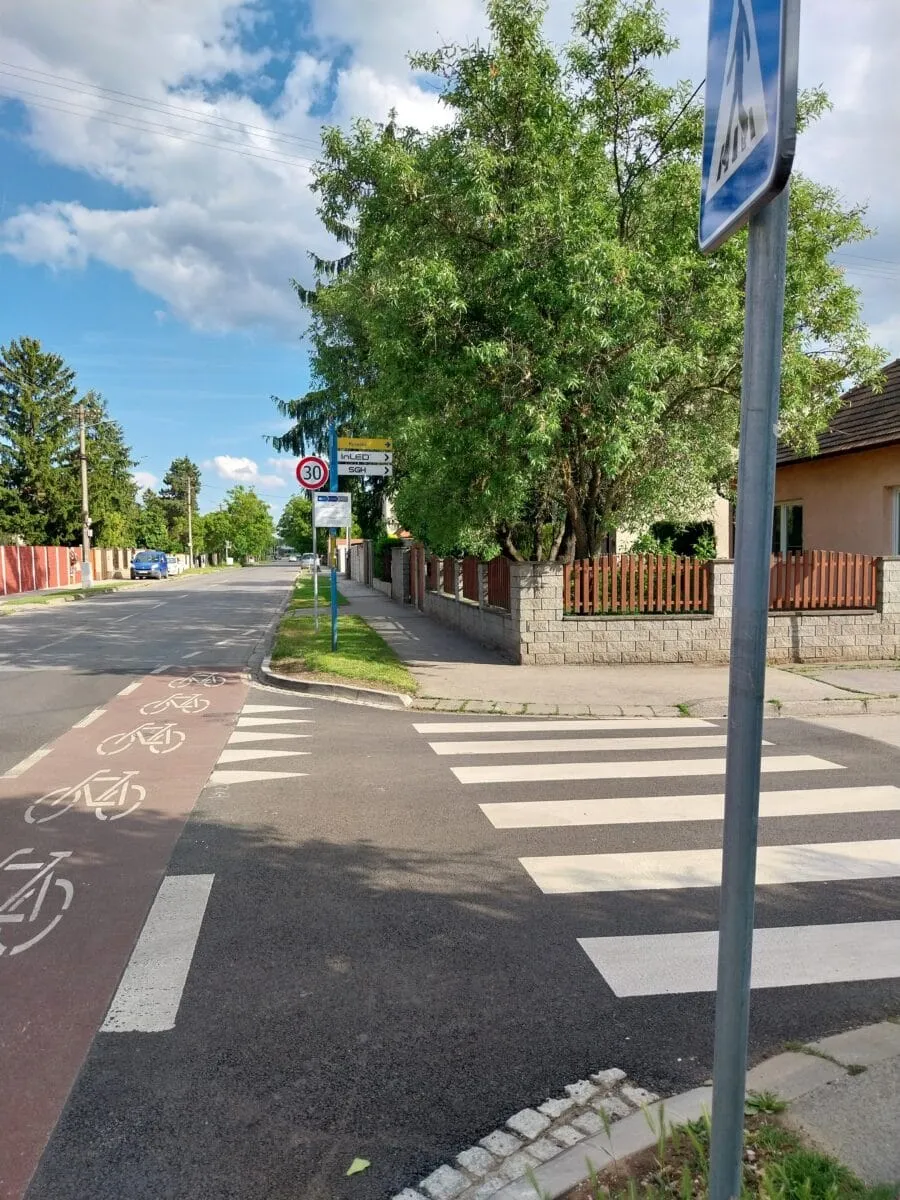 Cyklistické cesty a ochranné pruhy Svätoplukova ulica, Senec