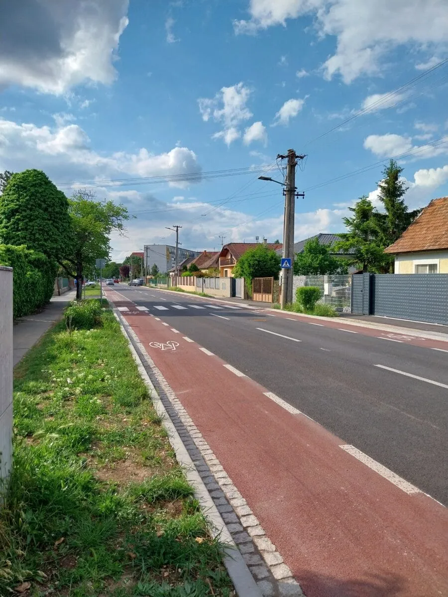 Cyklistické cesty a ochranné pruhy Svätoplukova ulica, Senec