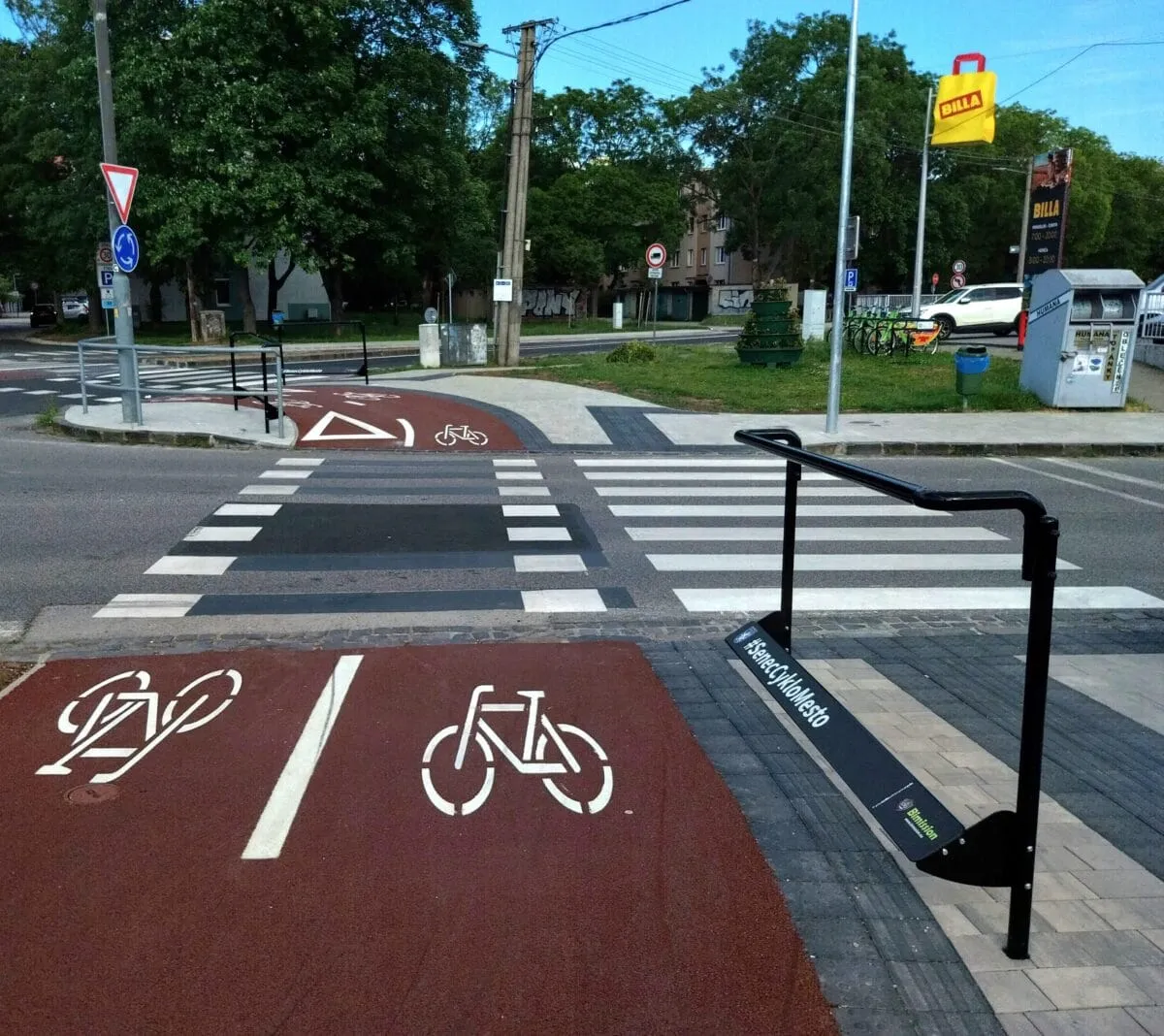 Cyklistické cesty a ochranné pruhy Svätoplukova ulica, Senec