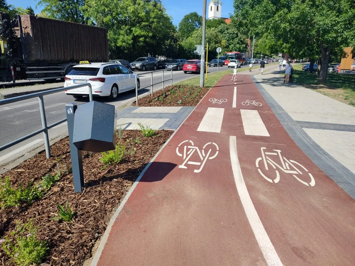 Cyklistické cesty a ochranné pruhy Svätoplukova ulica, Senec