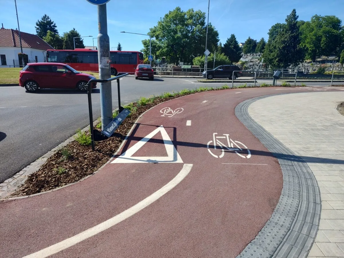 Cyklistické cesty a ochranné pruhy Svätoplukova ulica, Senec