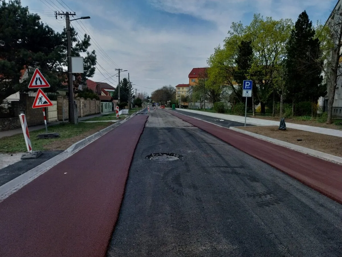 Cyklistické cesty a ochranné pruhy Svätoplukova ulica, Senec