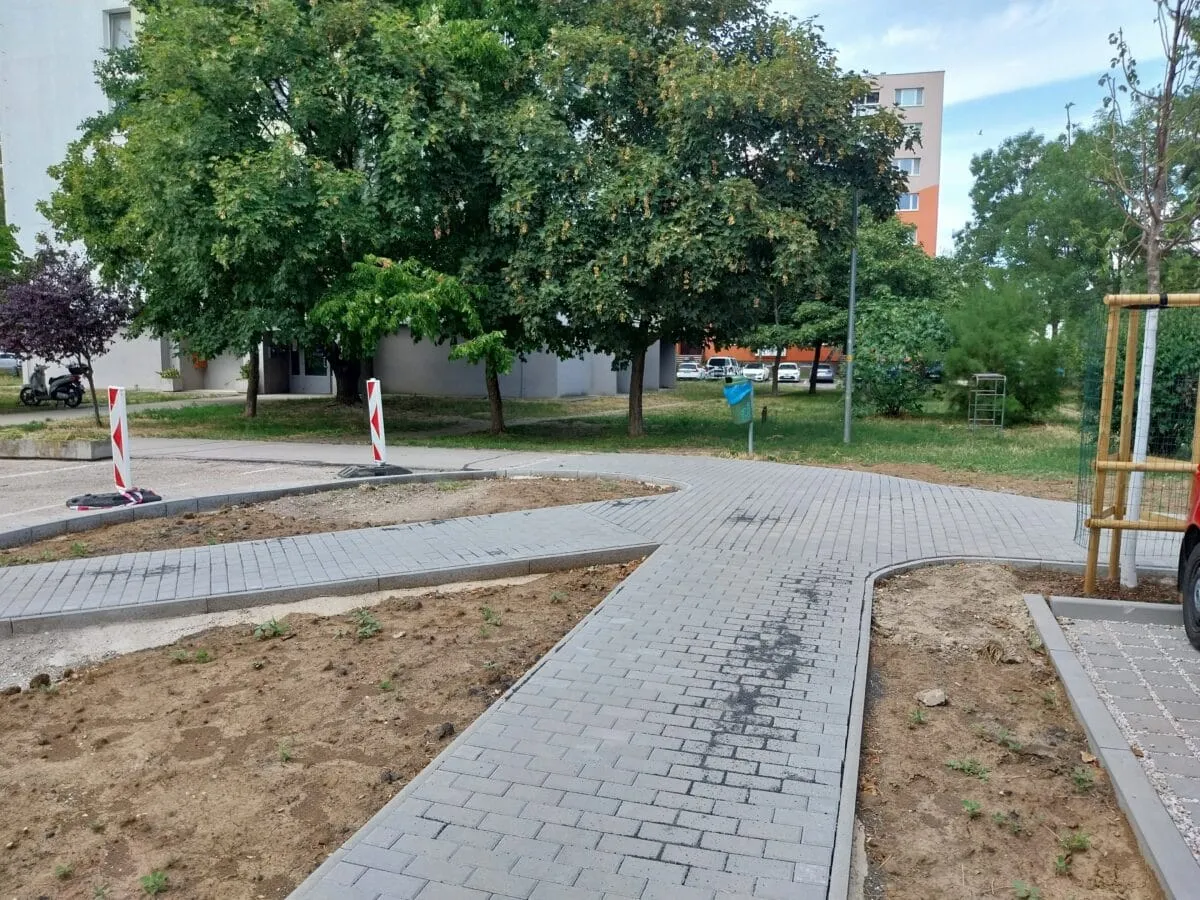 Revitalizácia park Hurbanova ulica, Senec – implementácia zelenej a modrej infraštruktúry